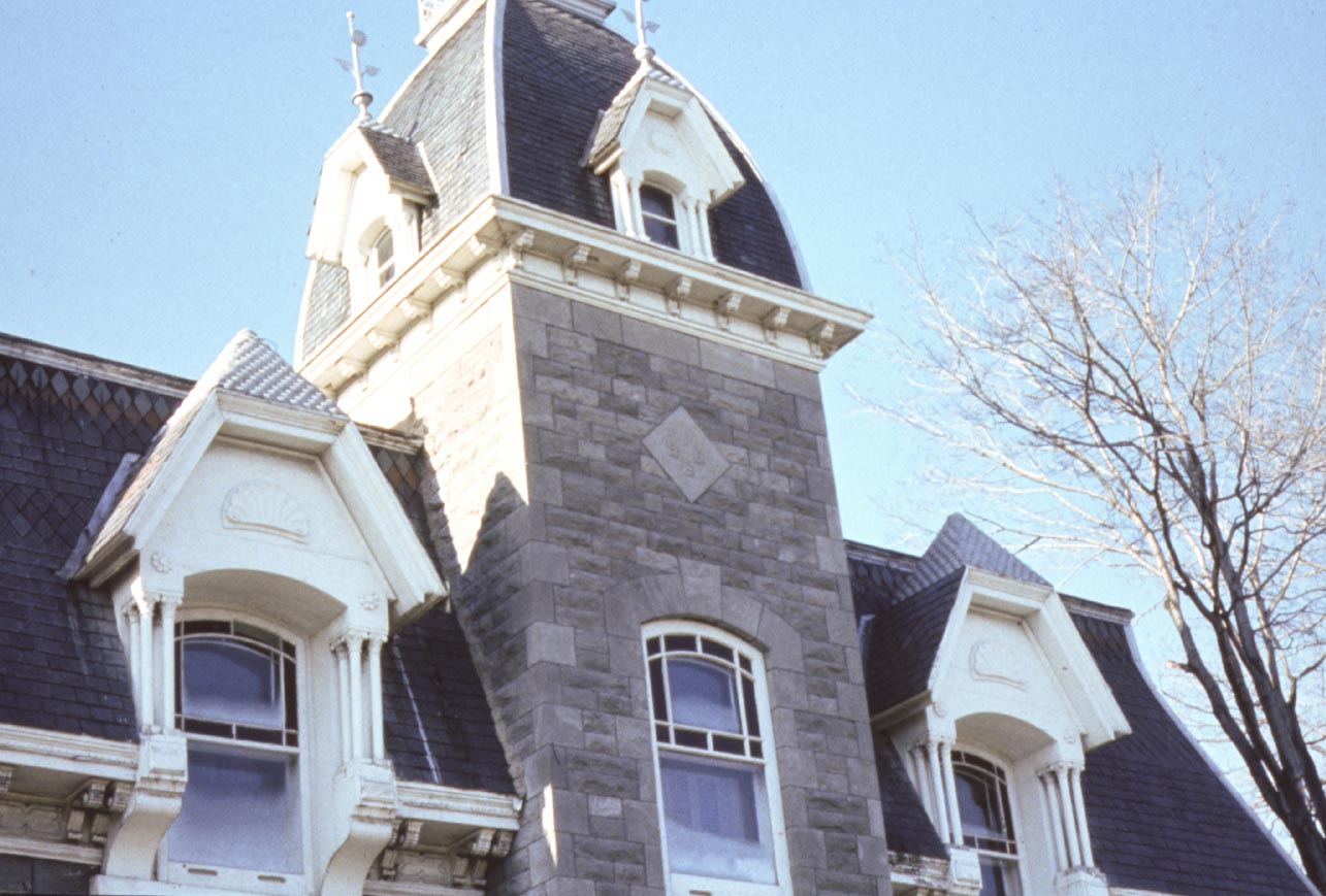 Tour centrale de la maison J.A. Paquin