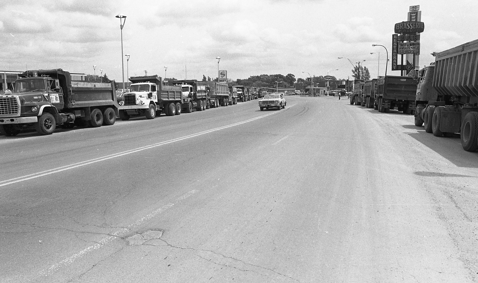 Manifestation de camionneurs du Comté Deux-Montagnes sur le boulevard Arthur Sauvé