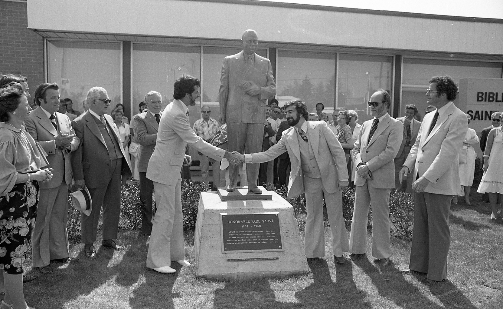 Inauguration de la statue de Paul Sauvé devant la bibliothèque